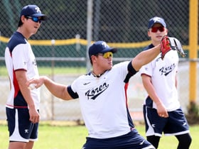 [포토]'신인왕 어깨 좀 볼까'  구자욱