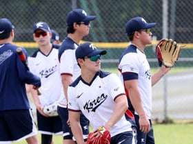 [포토]'2루는 내가 꽉 잡아야지' 골글 신민재