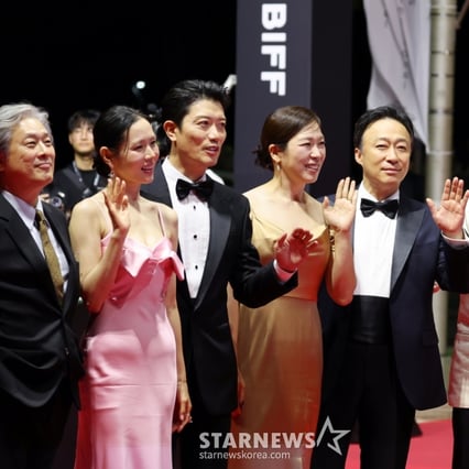 [한번에쓱]'우리는 원팀!' 부산국제영화제 2025 레드카펫 피날레 장식하는 '어쩔수가없다' 박찬욱 감독과 배우들