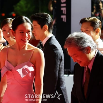 [한번에쓱]'우리는 원팀!' 부산국제영화제 2025 레드카펫 피날레 장식하는 '어쩔수가없다' 박찬욱 감독과 배우들