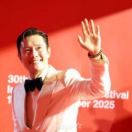 [한번에쓱]'우리는 원팀!' 부산국제영화제 2025 레드카펫 피날레 장식하는 '어쩔수가없다' 박찬욱 감독과 배우들
