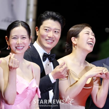 [한번에쓱]'우리는 원팀!' 부산국제영화제 2025 레드카펫 피날레 장식하는 '어쩔수가없다' 박찬욱 감독과 배우들
