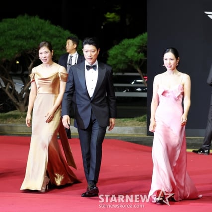 [한번에쓱]'우리는 원팀!' 부산국제영화제 2025 레드카펫 피날레 장식하는 '어쩔수가없다' 박찬욱 감독과 배우들