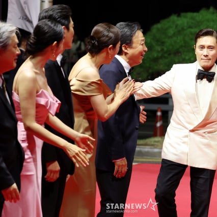 [한번에쓱]'우리는 원팀!' 부산국제영화제 2025 레드카펫 피날레 장식하는 '어쩔수가없다' 박찬욱 감독과 배우들