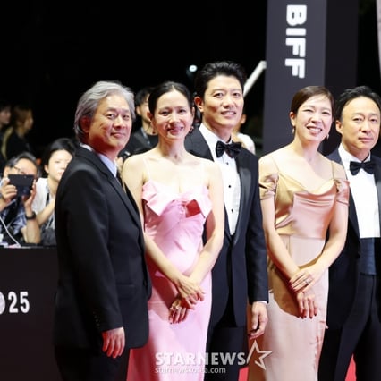 [한번에쓱]'우리는 원팀!' 부산국제영화제 2025 레드카펫 피날레 장식하는 '어쩔수가없다' 박찬욱 감독과 배우들