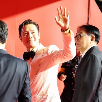 [한번에쓱]'우리는 원팀!' 부산국제영화제 2025 레드카펫 피날레 장식하는 '어쩔수가없다' 박찬욱 감독과 배우들