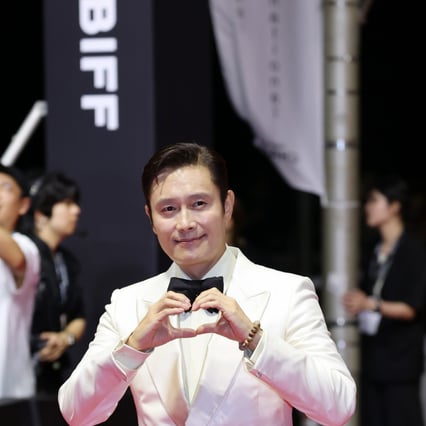 [한번에쓱]'우리는 원팀!' 부산국제영화제 2025 레드카펫 피날레 장식하는 '어쩔수가없다' 박찬욱 감독과 배우들