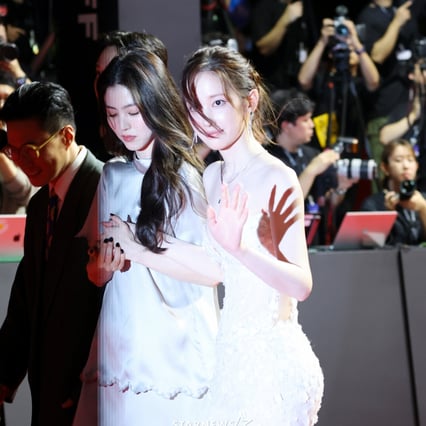 [한번에쓱]전종서 알뜰하게 챙기는 한소희와 프로젝트Y팀 'BIFF 2025 레드카펫'