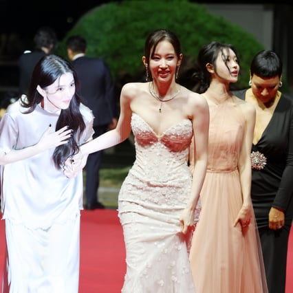 [한번에쓱]전종서 알뜰하게 챙기는 한소희와 프로젝트Y팀 'BIFF 2025 레드카펫'