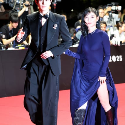 [한번에쓱]'이제 나도 파격이 자유로을때' 김유정 BIFF2025 레드카펫 깜짝 등장