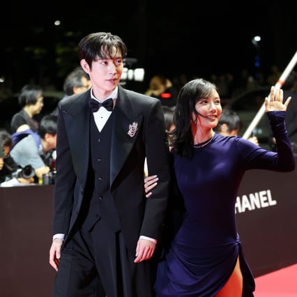 [한번에쓱]'이제 나도 파격이 자유로을때' 김유정 BIFF2025 레드카펫 깜짝 등장