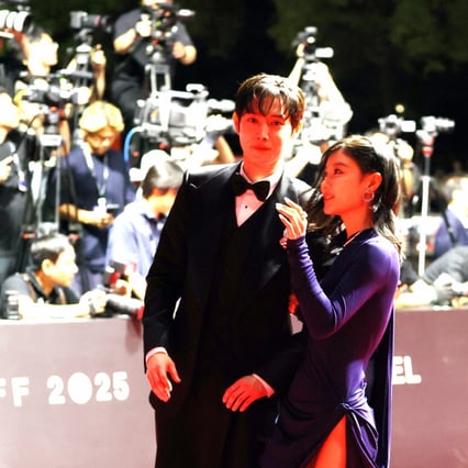 [한번에쓱]'이제 나도 파격이 자유로을때' 김유정 BIFF2025 레드카펫 깜짝 등장