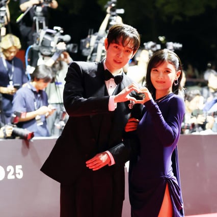 [한번에쓱]'이제 나도 파격이 자유로을때' 김유정 BIFF2025 레드카펫 깜짝 등장