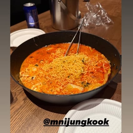 방탄소년단 RM·정국, 새벽에 라면 회동