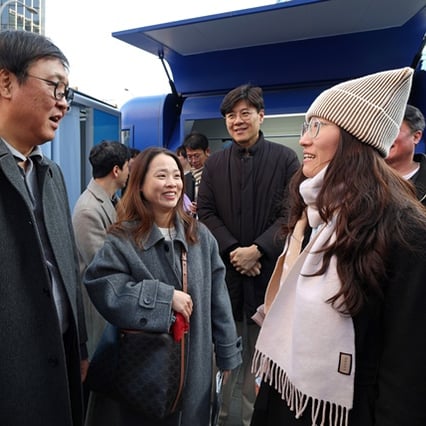 최휘영 문체부 장관, 서울 명동 찾아 '중국인 관광객' 환대