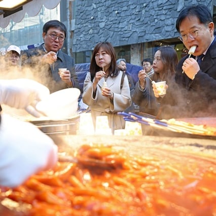 최휘영 문체부 장관, 서울 명동 찾아 '중국인 관광객' 환대