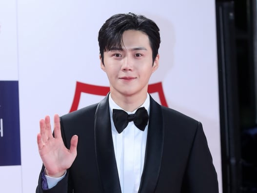 '사생활 논란' 악몽 재현..'탈세 의혹' 김선호, 흔적 지우기 시작