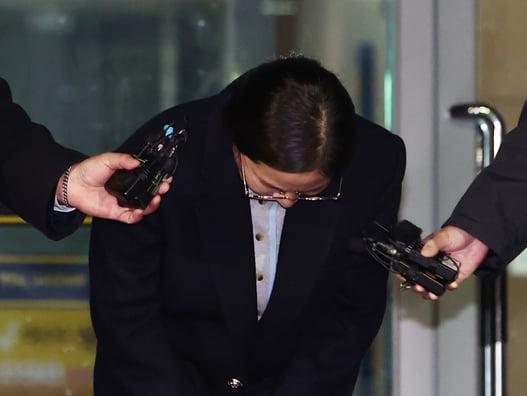 '고개 숙인' 박나래, 7시간 30분 경찰 조사