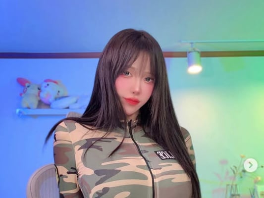 글래머 인플루언서, '밀리터리 룩'이 이렇게 섹시할 수가...