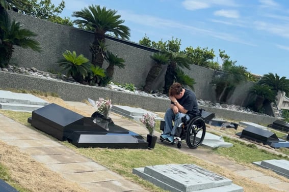 "Поднимите меня и возьмите свой покойный ланч-бокс Со Хи Вон."Канвон Рэ и Гу Джун Ёп воссоединились для «Огонь» в могиле