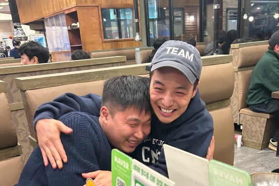 ティファニー♥「結婚前提」の彼氏、酔っ払ってディープハグを撮影..ビョン・ヨハン、スウィングスと大好きだ