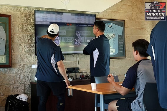 "Очень круто" Обед в лагере Дусан → Почему вы смотрите телевизор "Мобильный телефон NO, Саддам NO"?