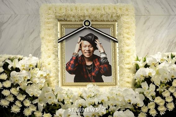 Покойные Лим Юн Тхэк и Пак Хан Бёль, которые умерли на сессии Улалы, также скорбят о раке желудка...Жена "Спасибо, что подаришь мне дочь" 13-я годовщина