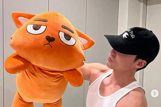 "Tắt nguồn điện não"Roy Kim khoe cơ bắp rắn chắc trong trang phục chỉ mặc áo thun tay dài