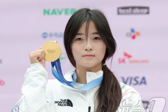 Choi Gaon mạnh mẽ, giành huy chương vàng nhưng tự nhủ: "Không hoàn hảo?"... "Tôi chỉ đạt được ước mơ nhanh chóng, mục tiêu của tôi là trượt tốt hơn bây giờ" [Hiện trường Milan]