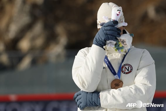 "На самом деле, я изменил." Признание слез, в конце концов, не прощание... 銅→銅 銀 銀 норвежских биатлонистов, которых также не приветствовали. [Олимпиада в Милане.]