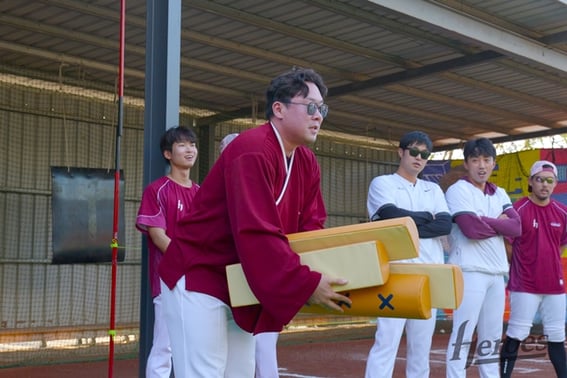 'トックッを食べてワンチームに→ソル·ジョンジン監督が私費で賞金を寄付' キウム、台湾キャンプで'旧正月'のユニークなイベント