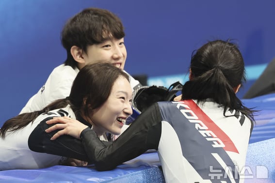 「（キム）ギリが泣いていました」" 8位に終わったチェ・ミンジョン、銅メダルのキム・ギルリをしっかり抱きしめた··· 自分ではなく「後輩の涙」を拭ってくれた品格 [ミラノ現場]