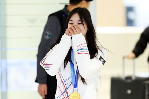 Behind the new history of Korea snowboarding was Lotte Chairman Shin Dong-bin... Choi Ga-on said after returning home, "He cheered me on during the most difficult times." [Milan Olympics]