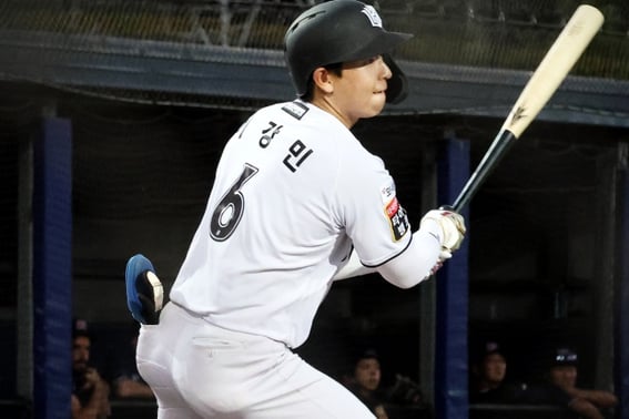 「シン・ジェイン・オ・ジェウォンに隠れた」" 4番を打っていたKTの新人遊撃手 '実力を証明'、オーストラリアのプロチームに2安打1ホームラン！6万人が見守った