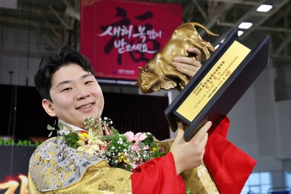 «Уже 10-й» Ким Му Хо и Тэан выиграли соревнование по армрестлингу в классе Халла.