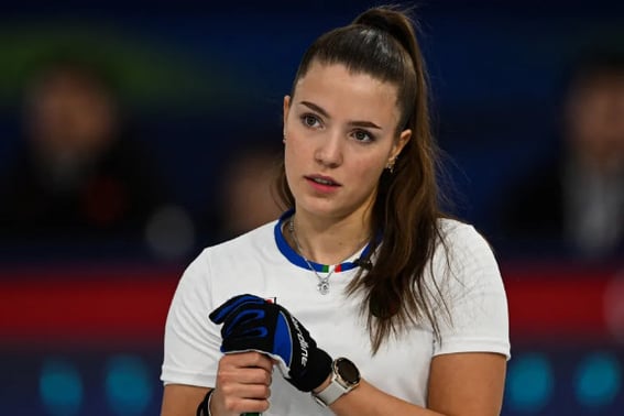 В настоящее время живёт в Нью-Йорке." До "Внезапной викини" легионеров холинских итальянских красавиц по всему миру: "Критерии отбора красивы?" [Олимпиада в Милане.]