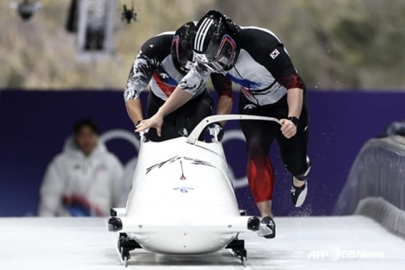 もったいない！韓国は『1次TOP10入り』に成功したのに···' ボブスレー2人乗りのキム・ジンスチームは最終13位、ソク・ヨンジンチームは最終19位 'ドイツが金・銀・銅を独占する快挙' [ミラノオリンピック]