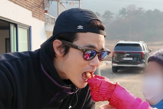 '彼女'のおばあさんの家でキムチ作りを自ら引き受けた男優、'ハン・ヘジンの義兄'になる..「22年目の働き手」キム・カンウの告白 [편스토랑]