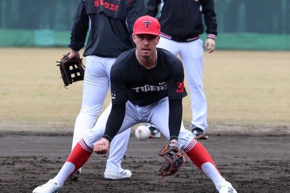 Вау, главный герой «Первого квартета KBO» 2 хита + 2 очка + Дору Пульпул! Как прошла первая тренировочная игра KIA, включая выступление «Всепогодного полевого игрока», в котором даже был зафиксирован хоум-ран?