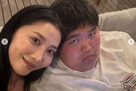 Oh Yoon Ah rời đi cùng Min - người khuyết tật phát triển thất bại trong kỳ thi tuyển sinhTràn đầy tình yêu dành cho con trai