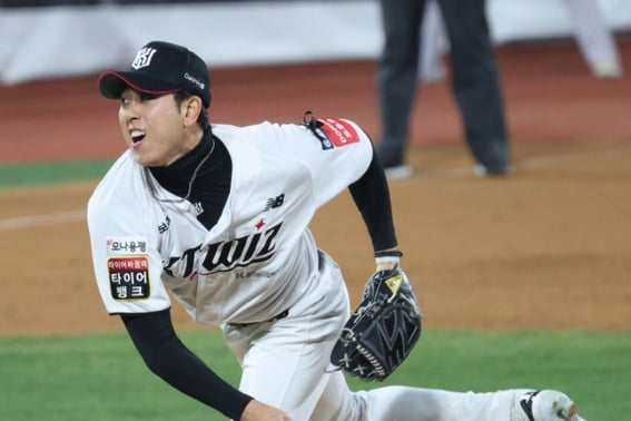 «1 ⅔ семь пробежек в иннинге», «О Вон Сок», KT рухнул, «2 ⅓ иннинге без потери очков» Ким Мин Су сохранил... Как 34-летний Уван заблокировал "143 км фастбола"?