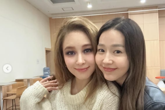 Lee Jin Young và Ok Joo Hyun thể hiện tình bạn thân thiết với Fin.K.L"Cổ vũ cho màn trình diễn đầu tiên của Anna."