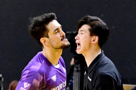 "胜率33%→75%"朴哲宇魔术！ Woori信用卡公司取得4连胜，春季排球赛即将拉开帷幕 现代建设队也取得4连胜，"猛烈追击领先者" [越南足球甲级联赛]