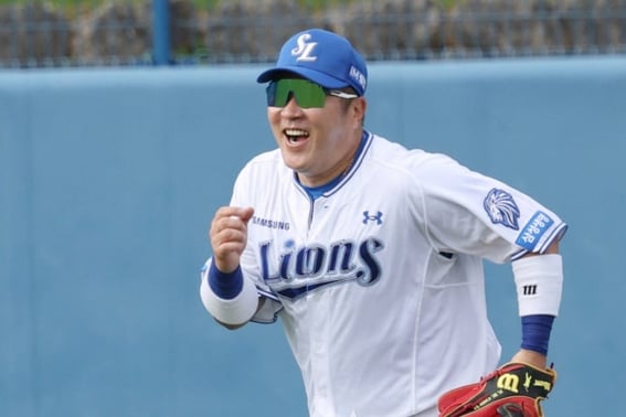 天下的崔炯宇自称是金英雄的跟屁虫！ 43岁的传奇人物很认生，为什么会"先"接近比自己小20岁的后辈？