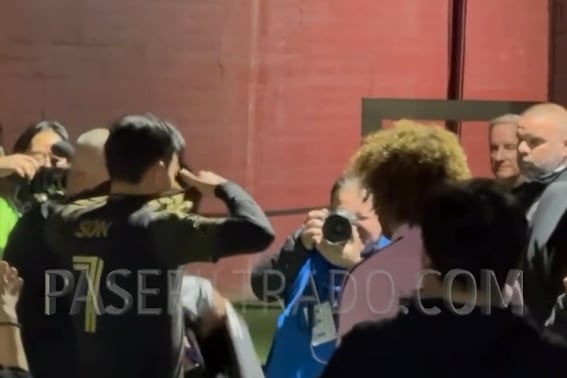 "双手合十"孙兴慜的球衣，赛后等待SON才收到礼物