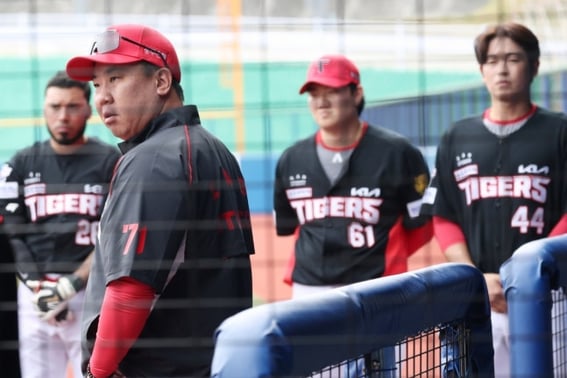 Замечания тренера KIA Ли Бом Хо: "Иностранные так отчаянны, но игроки, которые не знают, будут ли они в первой группе ..." После поражения 10-минутная встреча игроков 'Почему' вышла? [Место проведения Окинавы]