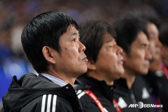 "Чемпионат мира по футболу 'Травма послематчевых пенальти' →Правила соревнований J-League также изменились. [Спортивная культура и промышленность Ли Чонсона]