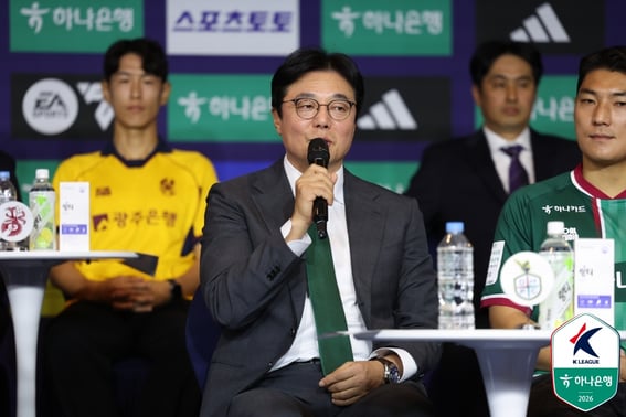 Победитель 1-го места, выбранный менеджером и игроком "Не Чонбук", Хван Сон Хон "Мы победим"." [Место проведения Дня СМИ]