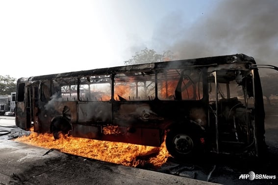 "Emergency" Hong Myung-bo's World Cup Hong Myung-bo Team and 2.1km, this situation... An angry cartel demonstration of 'killing the drug king' → 'chaos' on a burning bus