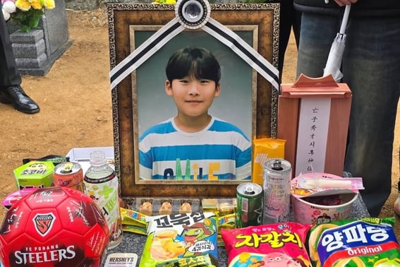 Поклонник 13-летнего мальчика, к сожалению, ушел из жизни... Сторонники Пхохана и Кимчхона почтили память церемонии открытия